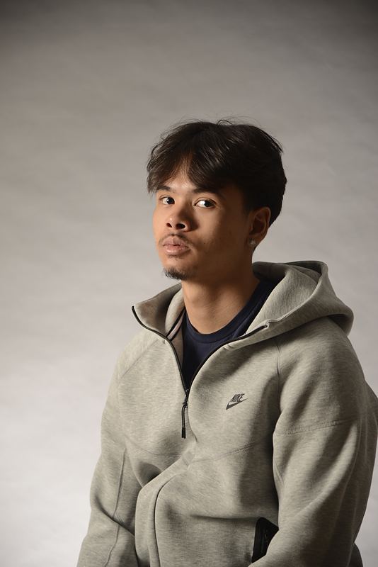Grey fleece hoodie, three-quarter. Seamless backdrop, strobe, ISO 100, 1/160.